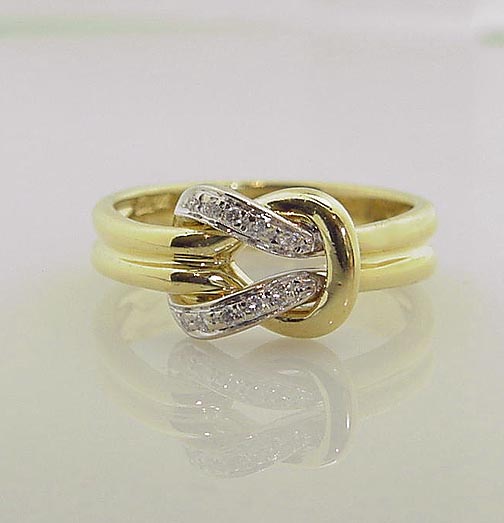 Romantic Estate 18K Leo Pizzo Diamond Love Knot Ring