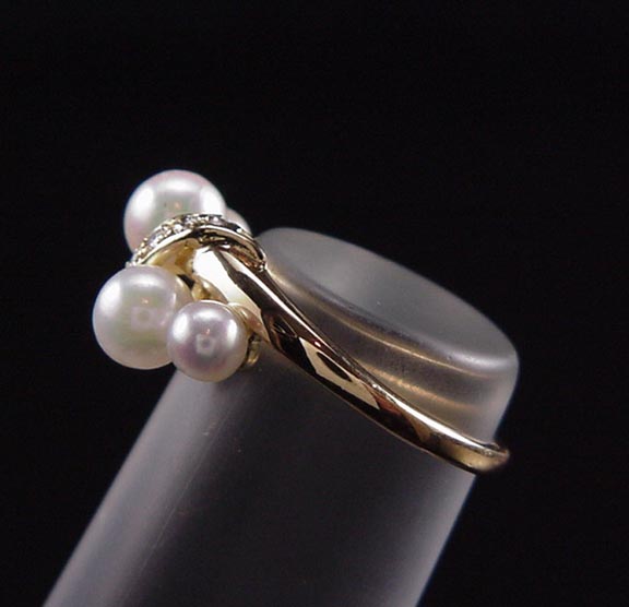 DAZZLING ESTATE MIKIMOTO 18K DIAMOND PEARL CLUSTER RING  